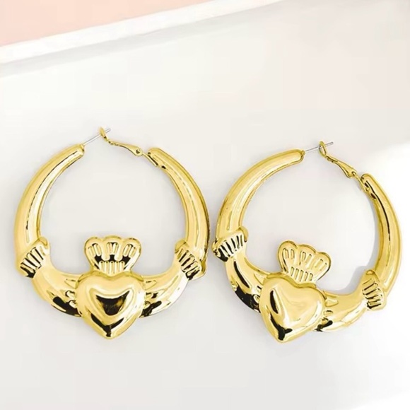 Big chunky claddagh hoop earrings Irish 18k gold plated new - Picture 2 of 2
